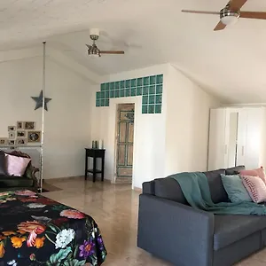 Lovely 1-bedroom Loft Near Ronda Сasa de vacaciones